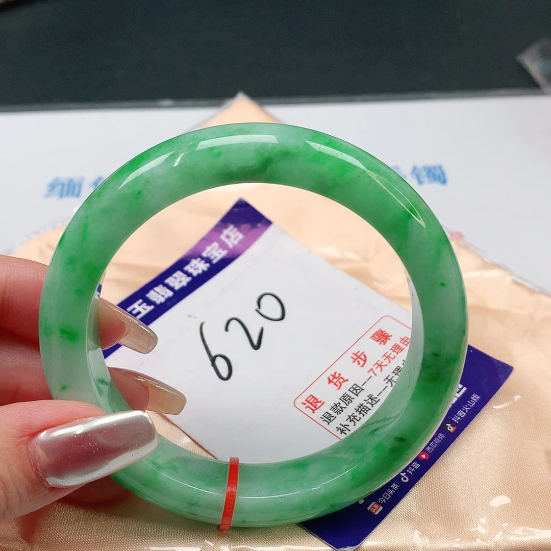 翡翠手镯未镶嵌翡翠手镯