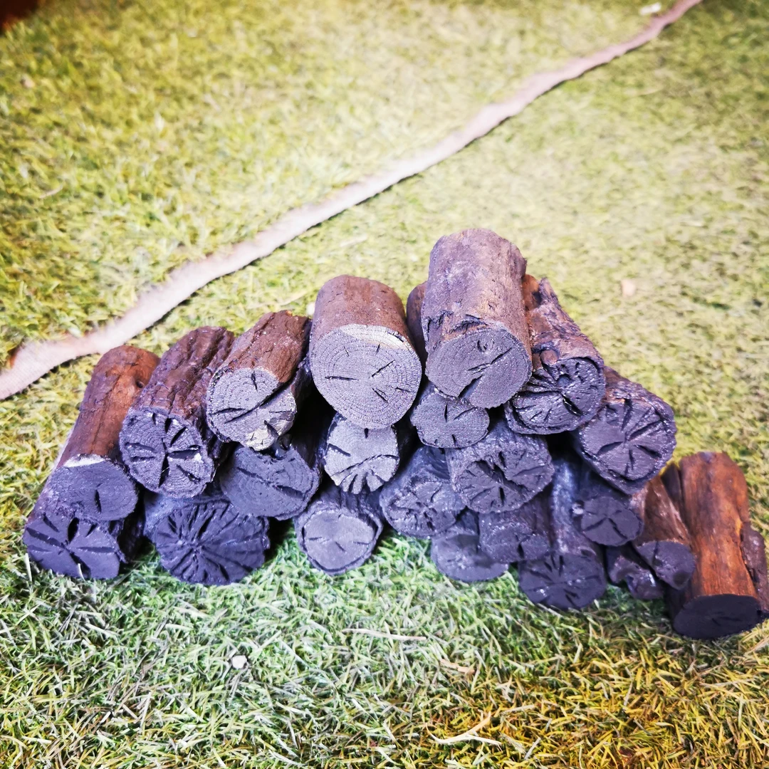 原木经炭化而成炭，因断面象菊花而得名，发热量大。