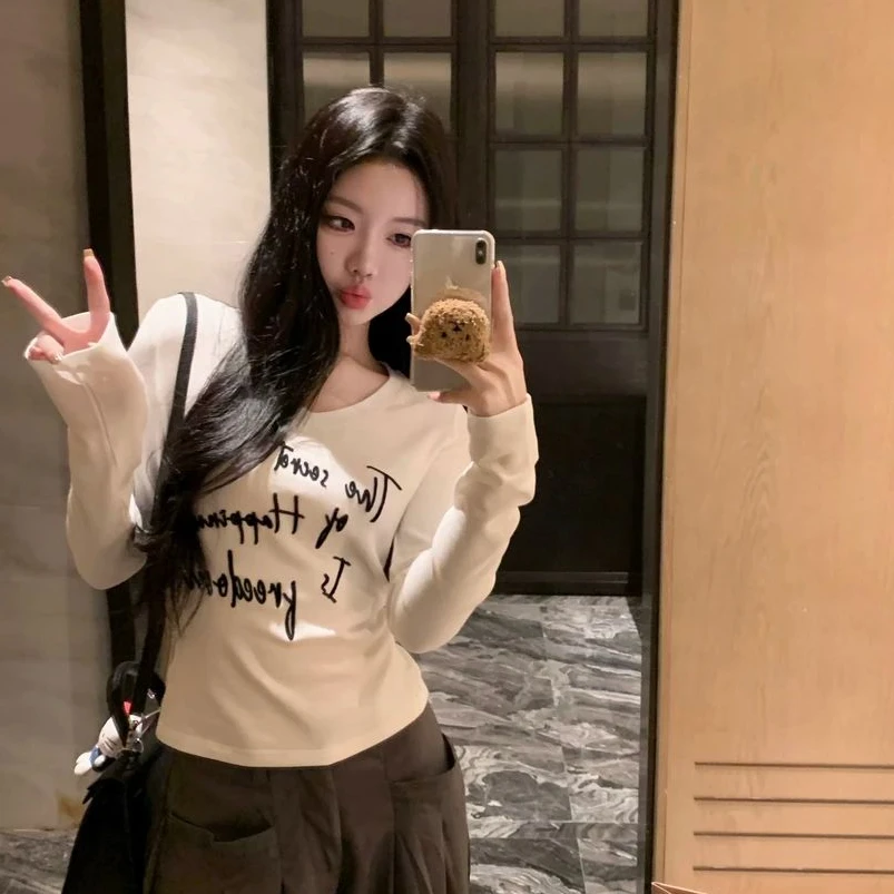 2024秋冬白色字母印花v领长袖正肩T恤女秋冬辣妹设计感修身打底衫