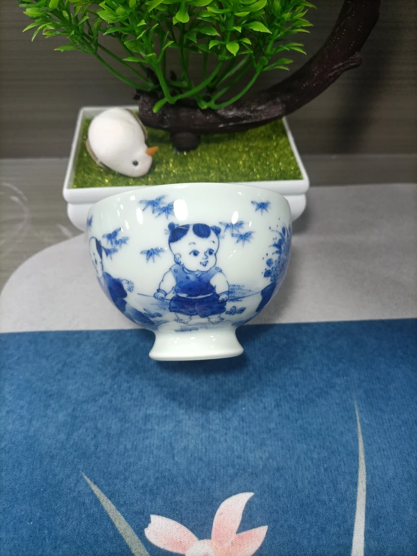 手绘青花童子主人杯