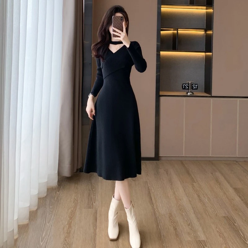 韩版时尚气质辣妈小黑裙女秋高级感黑色长袖针织绑带露锁骨连衣裙