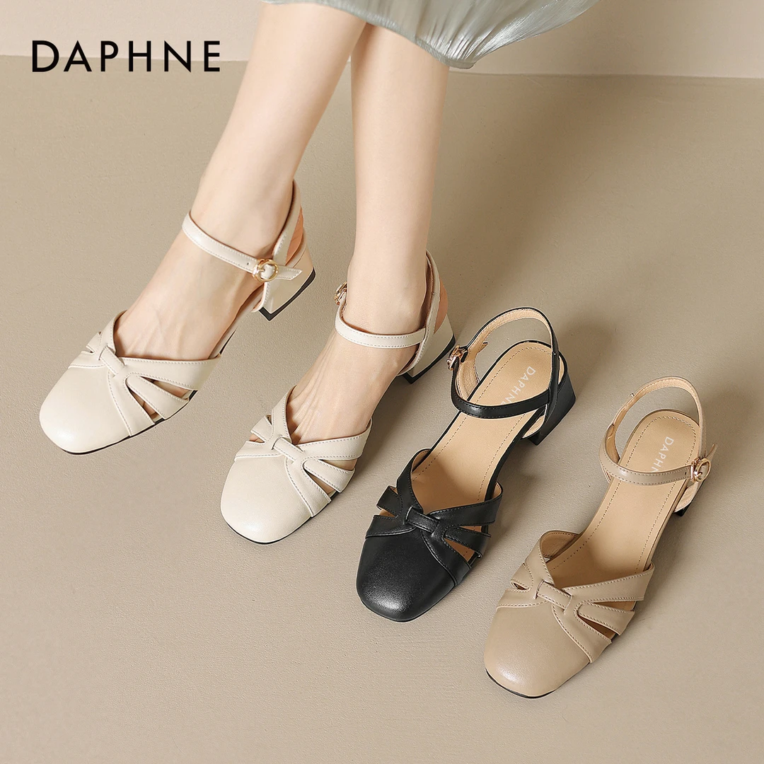 达芙妮品牌真皮包头时尚女2025夏季新款百搭上班不累脚一字带软底