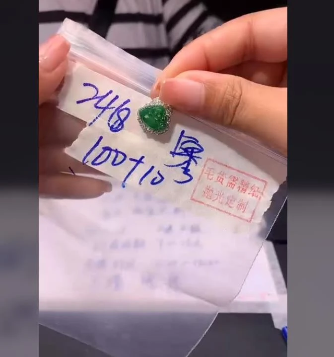 翡翠皇后 天然翡翠阳绿男女款吊坠/定制