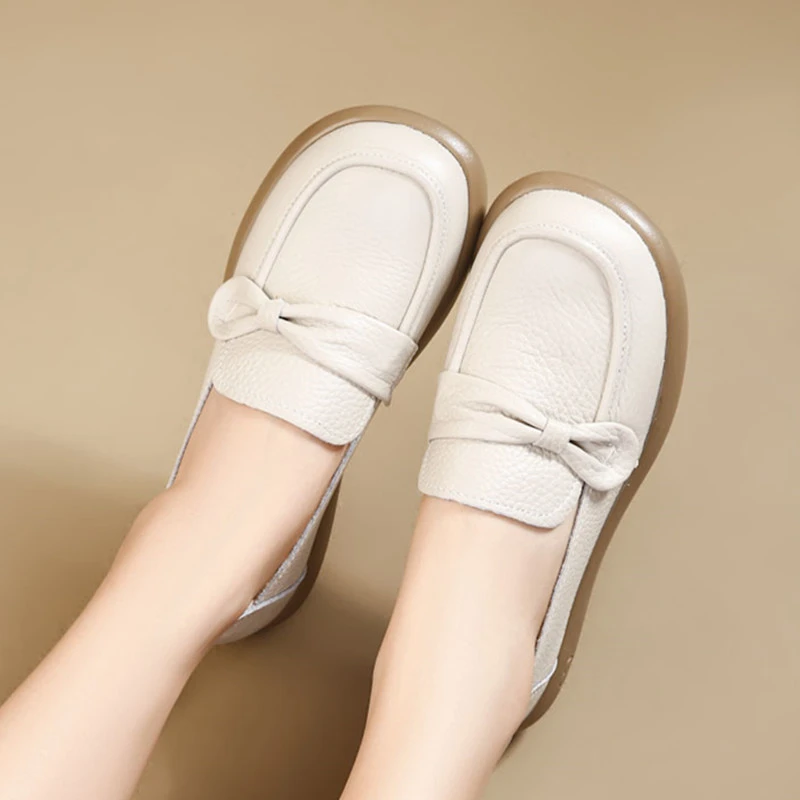 春夏真皮妈妈鞋单鞋女平跟中老年皮鞋平底防滑舒适女鞋老人鞋新款