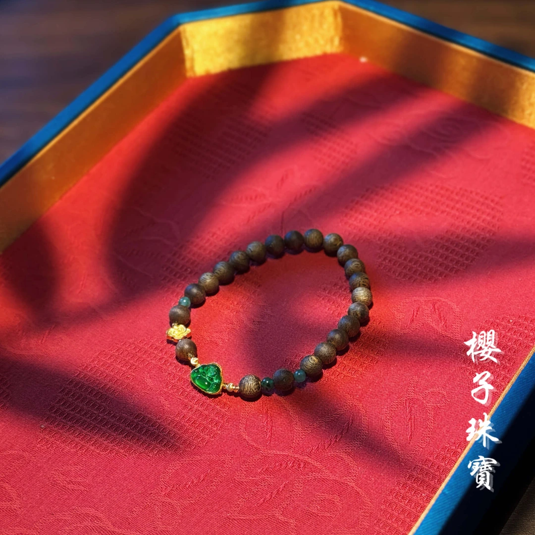 沉香樱子 | 向苡 奇楠沉香18K镶嵌翡翠佛公时尚百搭精致手串