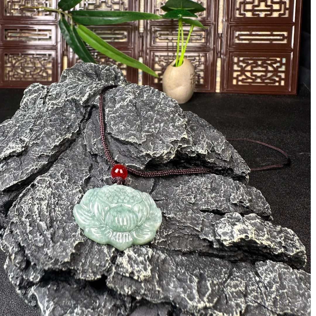 天然A货翡翠荷花吊坠