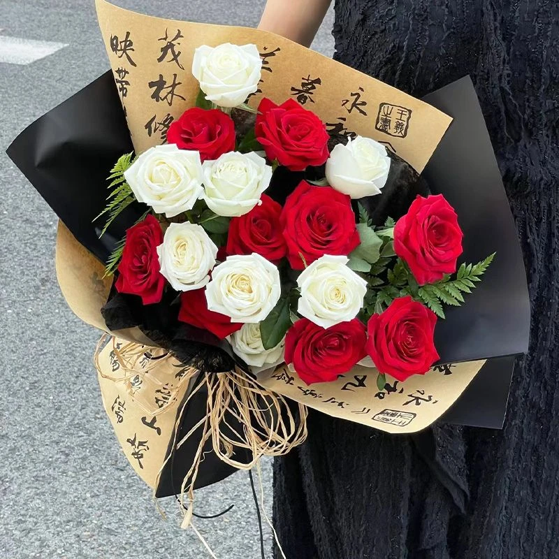 【有你足以】9朵红玫瑰混搭8朵白玫瑰国风鲜花花束送女友送朋友