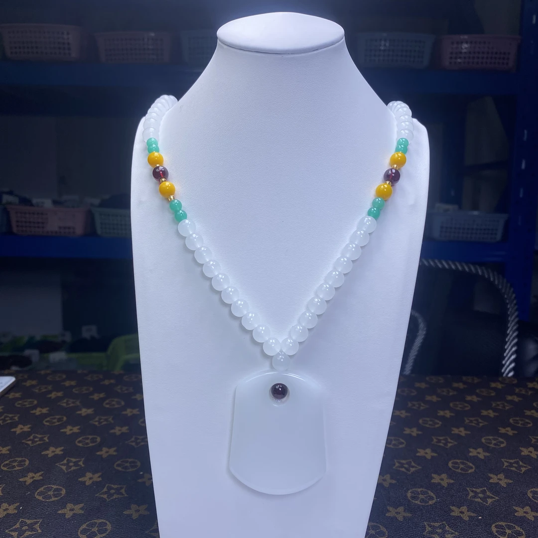 562 卡8脂白无事牌项链