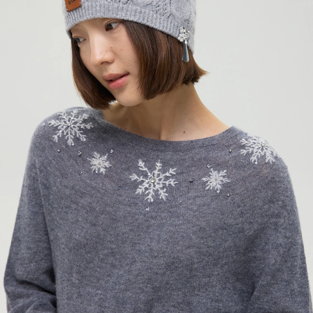 OFF COURSE OFFICIAL雪绒花手工珠片刺绣全羊毛无缝针织衫