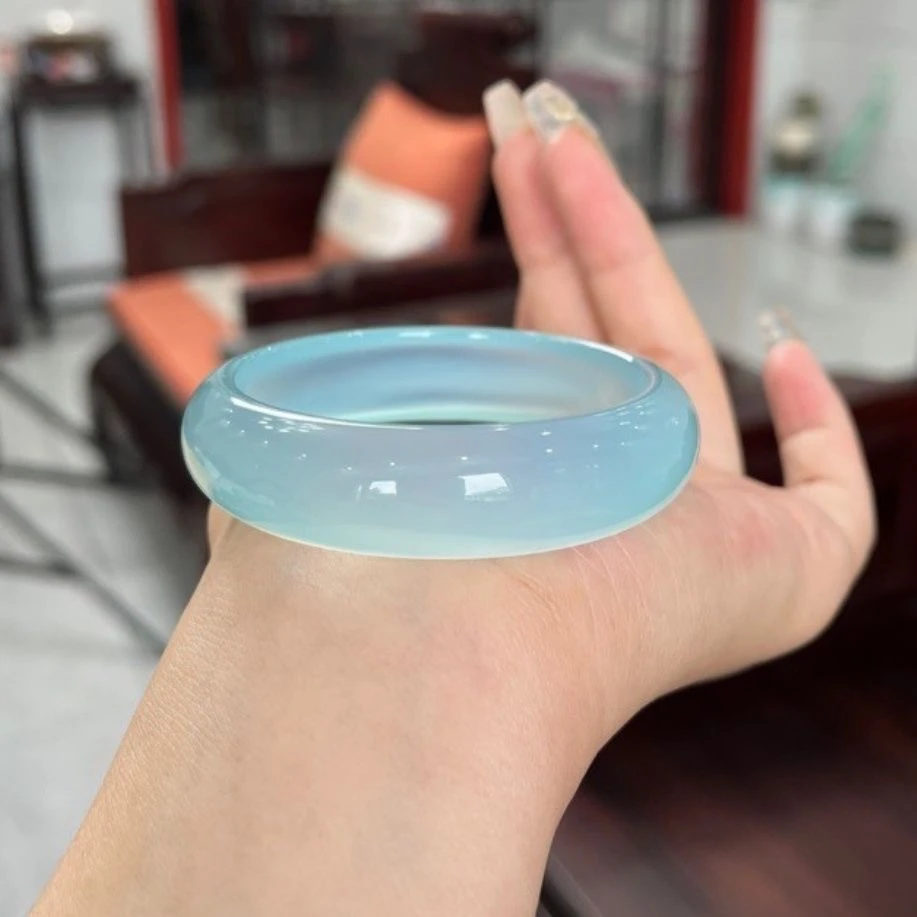 天然玉髓海蓝宝色中宽手镯女款冰天空蓝正圈浅蓝玛瑙镯子新款