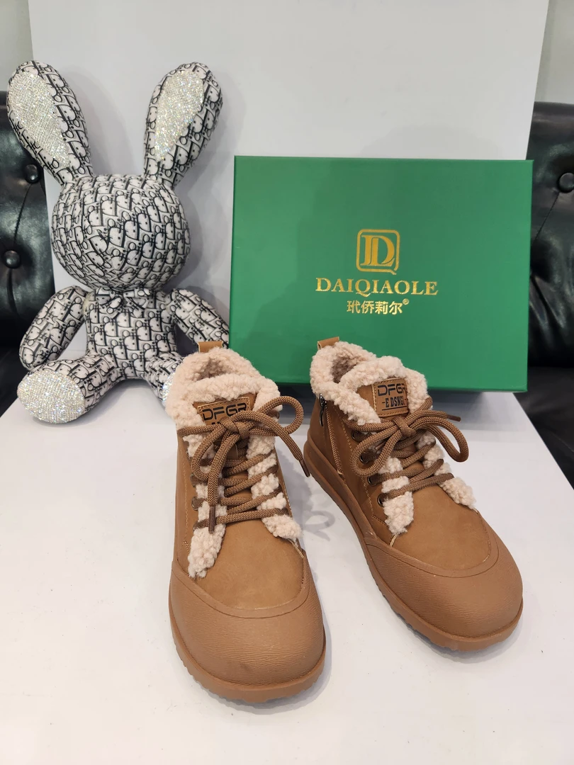 玳侨莉尔加绒马丁靴