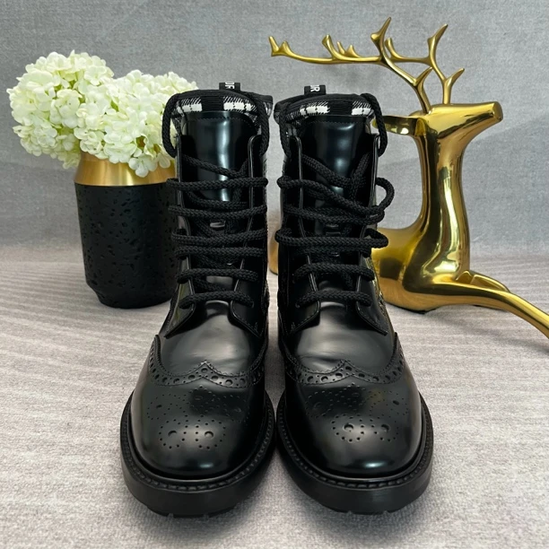 迪奥 Dior 【99新】36码 D-Order 黑色雕花马丁靴 短靴