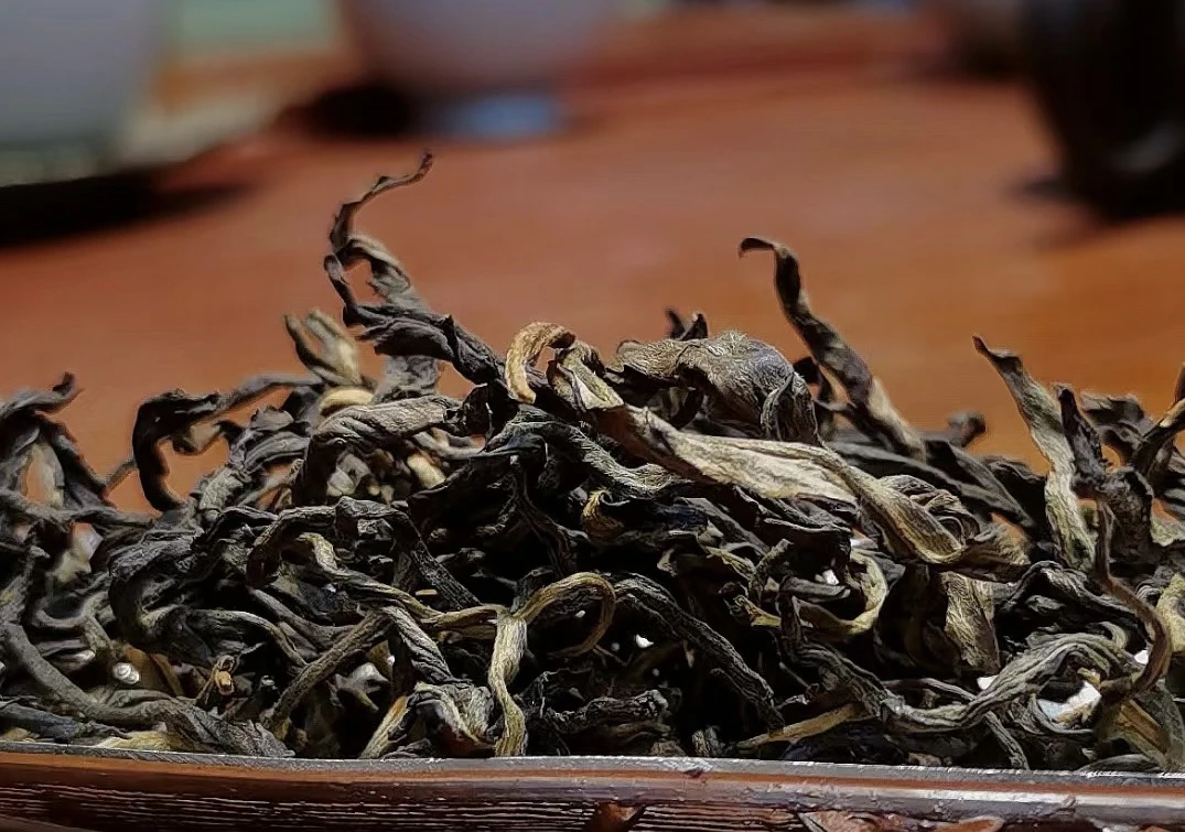 云南省西双版纳贺开大树晒红茶