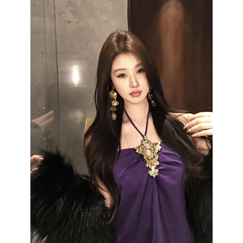 韩版气质重工设计孔雀蓝显白挂脖镶钻褶皱缎面露背吊带上衣女秋季