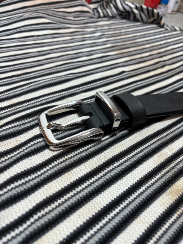 JF马缰黑色头层牛皮，5.5-6.0厚度，40宽，牛虻16扣男士腰带