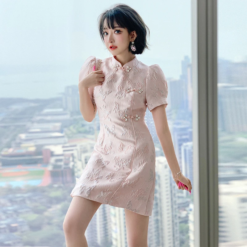 【现货】MIUCO立领斜襟钉钻盘扣泡泡袖提花刺绣修身连衣裙D3765