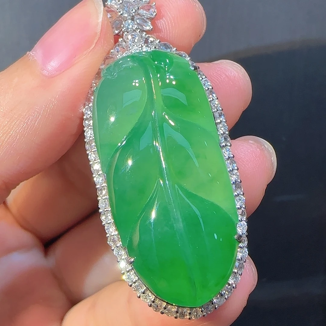 翡翠颈饰18K金镶嵌高冰阳绿厚装翡翠叶子
