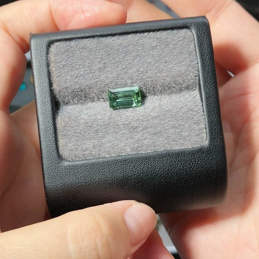 碧玺裸石一粒未镶嵌