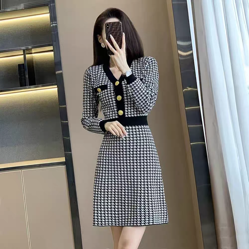 小香风千鸟格V领长袖针织连衣裙女秋冬款气质优雅束腰显瘦毛衣裙