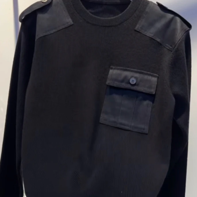 HEENZIQI「肩章」S3691 绵羊毛率性立体口袋肩章拼接布圆领套头毛衣