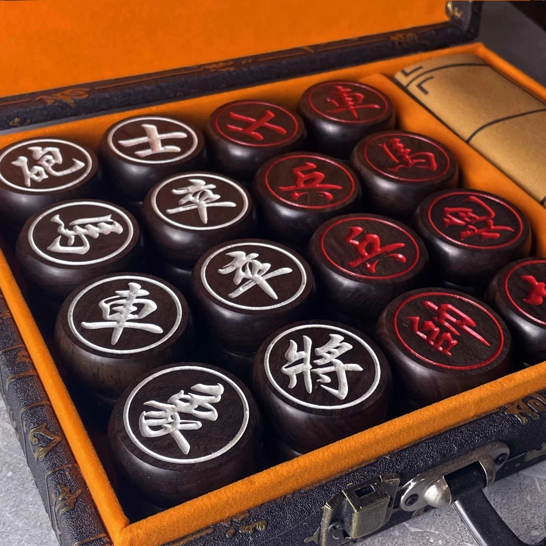 中国象棋七分黑檀木红白阴雕行楷实木优质象棋皮革棋盘精品礼盒装