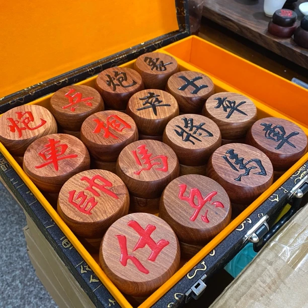 纯行楷红黑缅甸花梨阴雕实木整切中国象棋皮革质感棋盘精品礼盒装