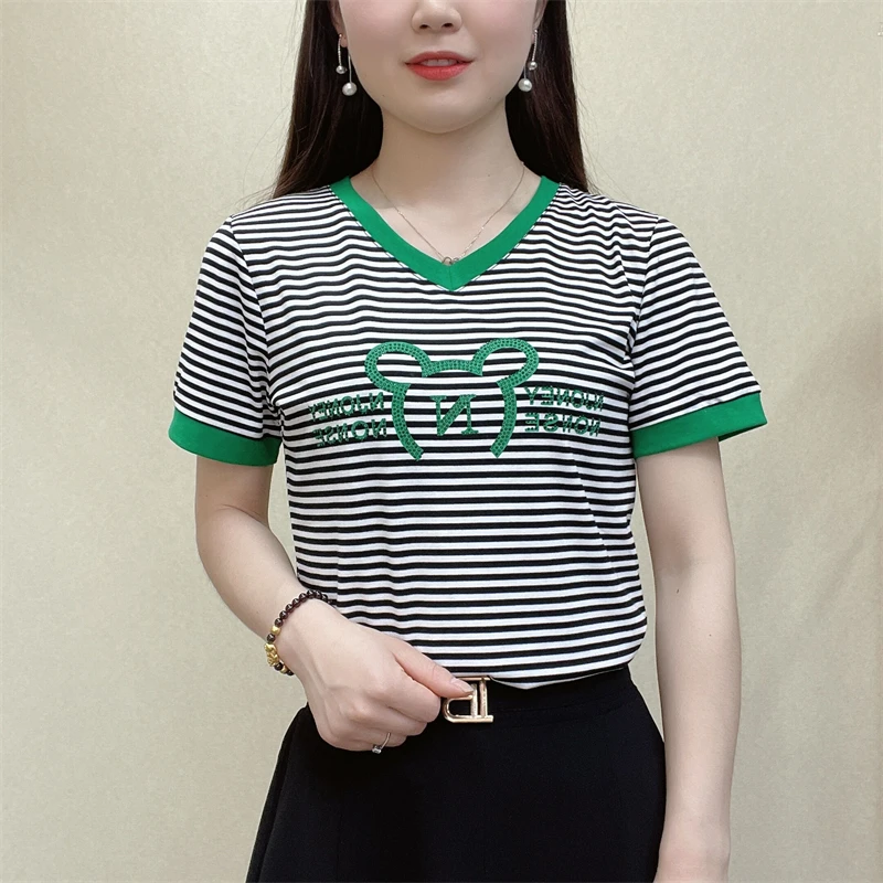 中年女装夏装新款短袖T恤休闲时尚穿搭40岁女V领印花遮肉显瘦上衣