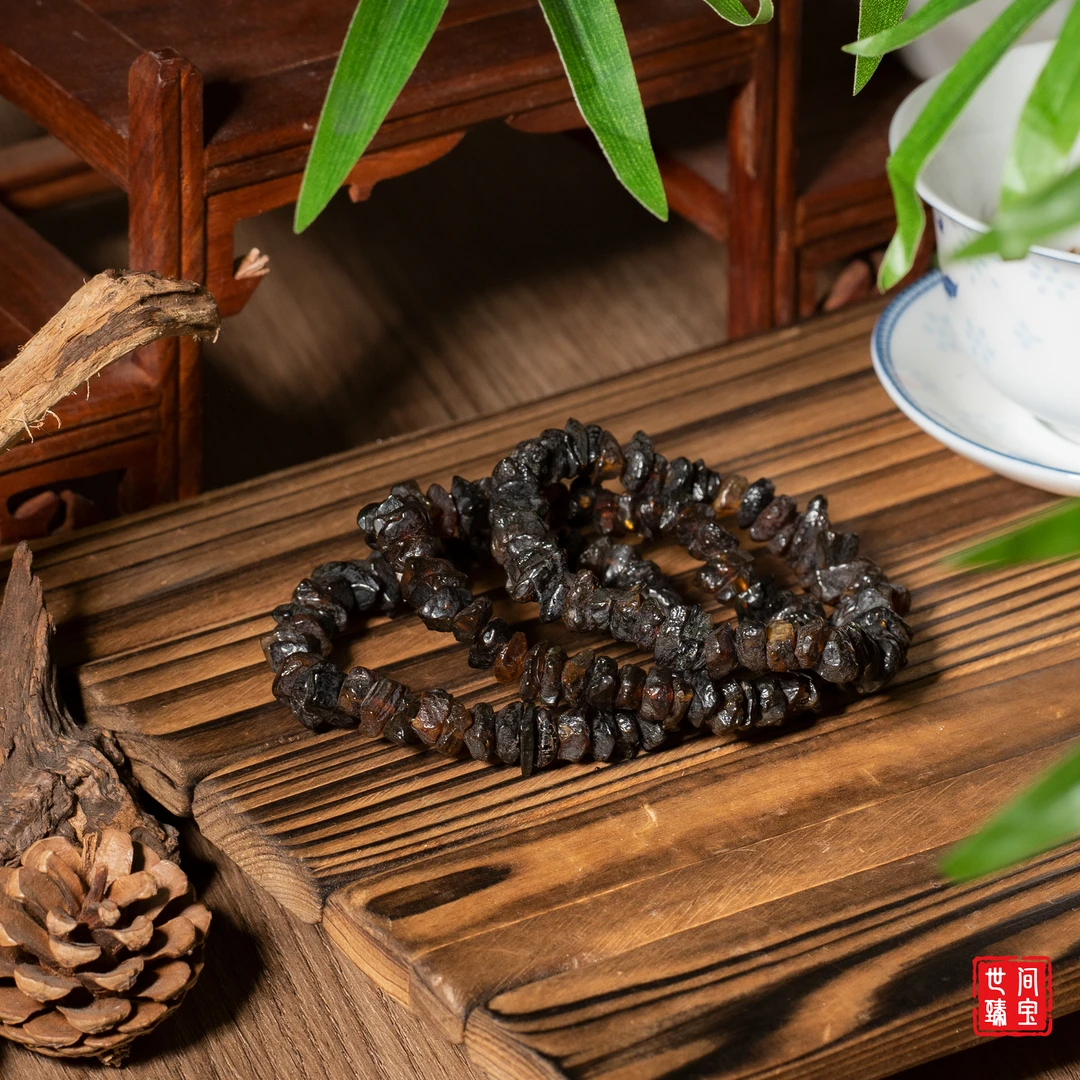 世间臻宝-抚顺翳珀碎碎石手串/多样性发/发一条/P2426