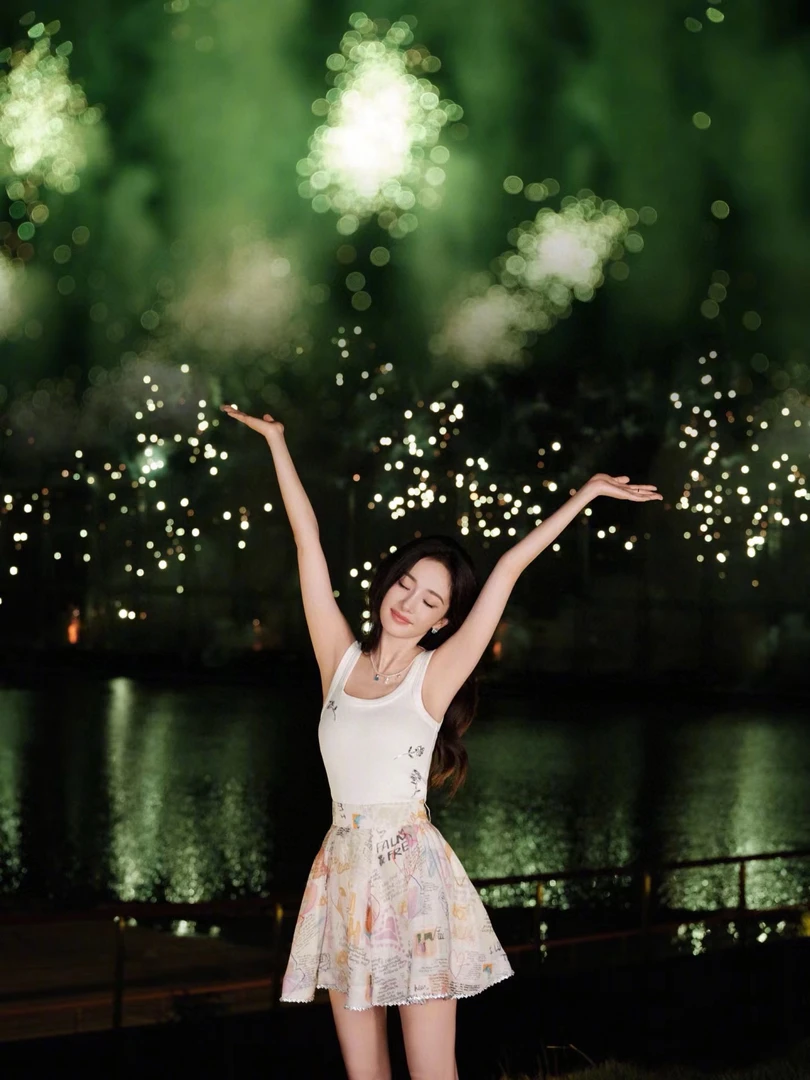 杨幂同款印花订钻短裤