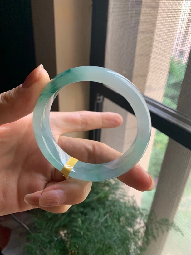 缅甸翡翠手镯绿色飘绿