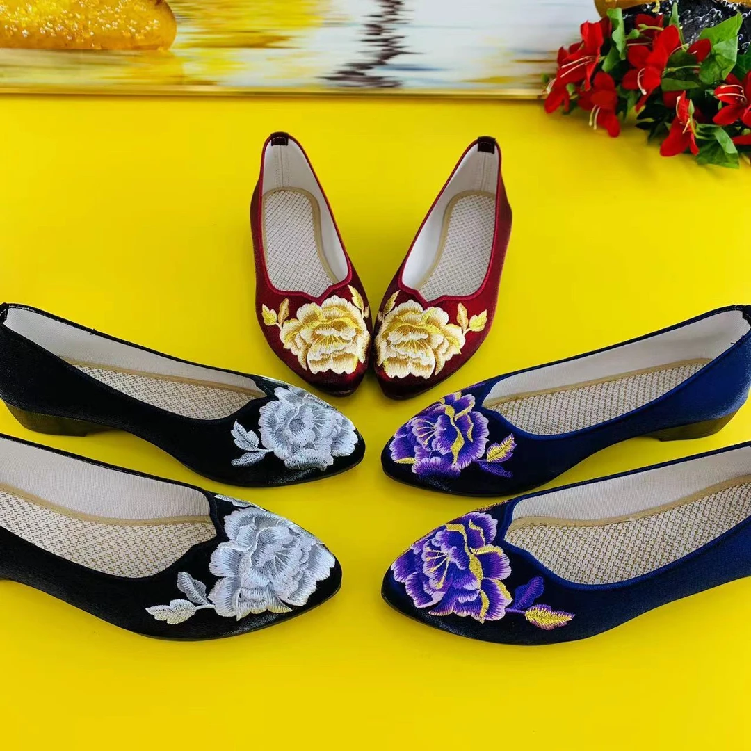 2025民族风新款绣花汉服单鞋老北京布鞋软底妈妈新款女鞋拖鞋刺绣