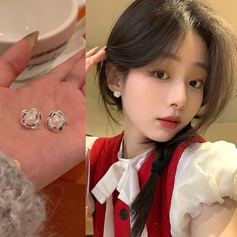 合金耳饰 银白山茶花珠珠耳钉小香风设计感新款耳环简约甜美轻奢