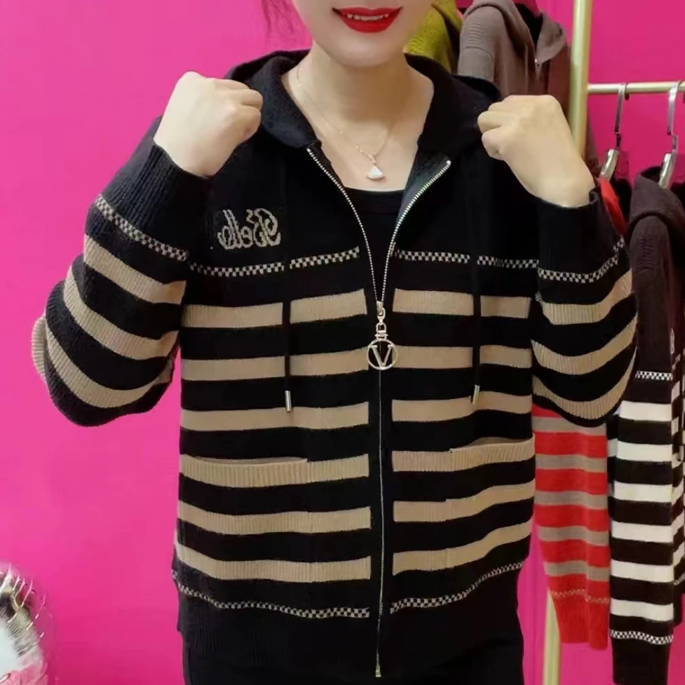 春秋款长袖拉链连帽妈妈装2024新款宽松显瘦百搭条纹拼色针织外套
