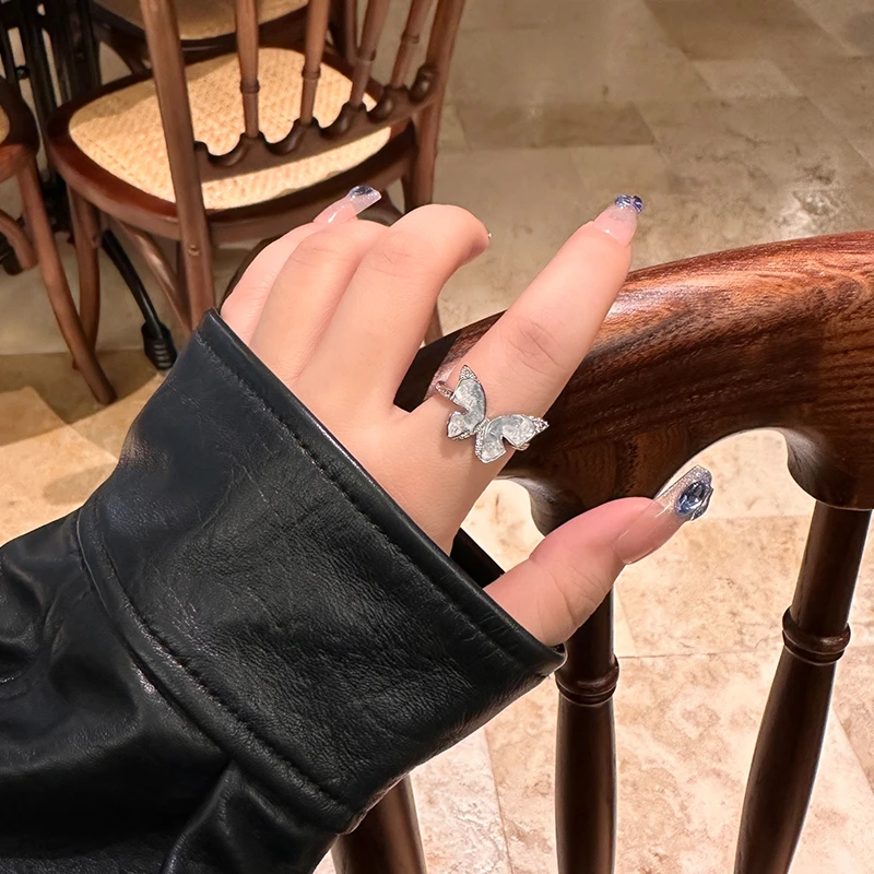 oushipei/欧诗佩 铜合金仿水晶戒指 气质渐变蓝水晶蝴蝶戒指女