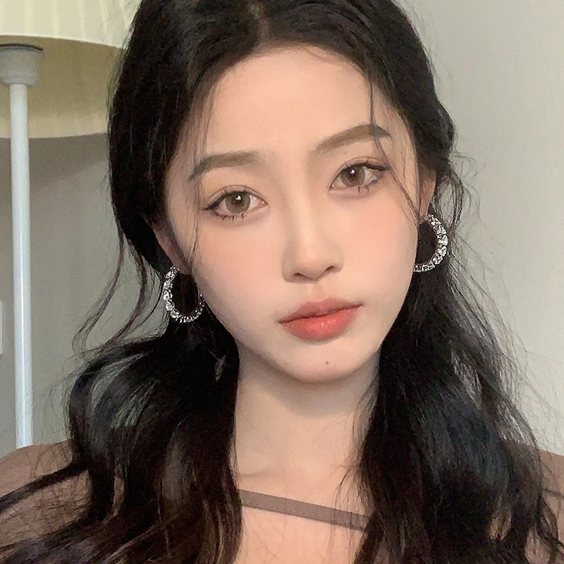 oushipei/欧诗佩 铜合金合成锆石耳饰 轻奢气质闪耀锆石耳圈女