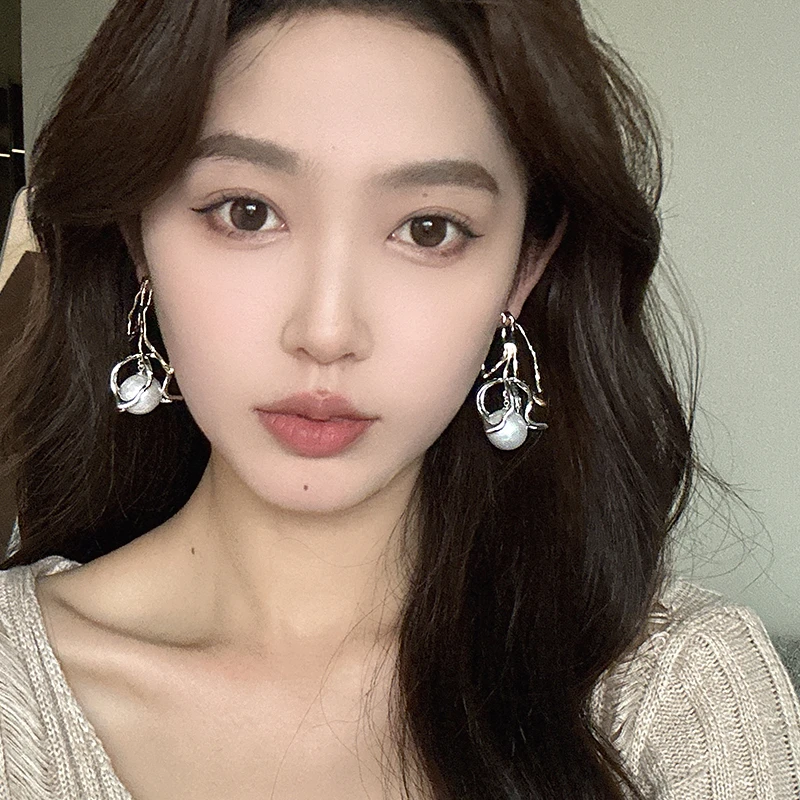 oushipei/欧诗佩 铜合金仿珍珠耳饰 不规则金属郁金香耳环女