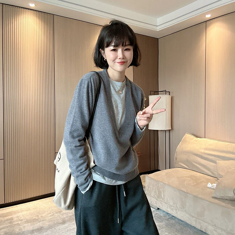 百搭时尚休闲深V领纯羊毛宽松显瘦针织衫