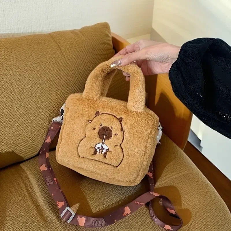 卡皮巴拉小水豚公仔包包少女心可爱毛绒斜挎包卡通q