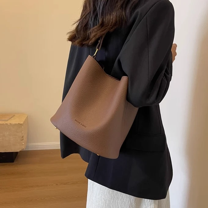 复古包包女2024秋冬新款时尚简约单肩子母包大容量通勤斜挎水桶包