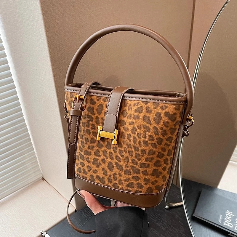 手拎豹纹水桶包女2024秋冬新款时尚百搭单肩包韩版小众高级感女包