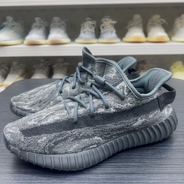 【中古二手】42码adidas椰子350黑魂 无原盒 全新参考价1799 休闲鞋