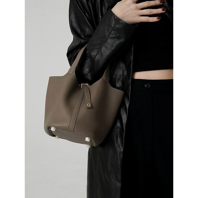 包包女款2025新款高级感便携小众大象灰手提通勤水桶包百搭气质