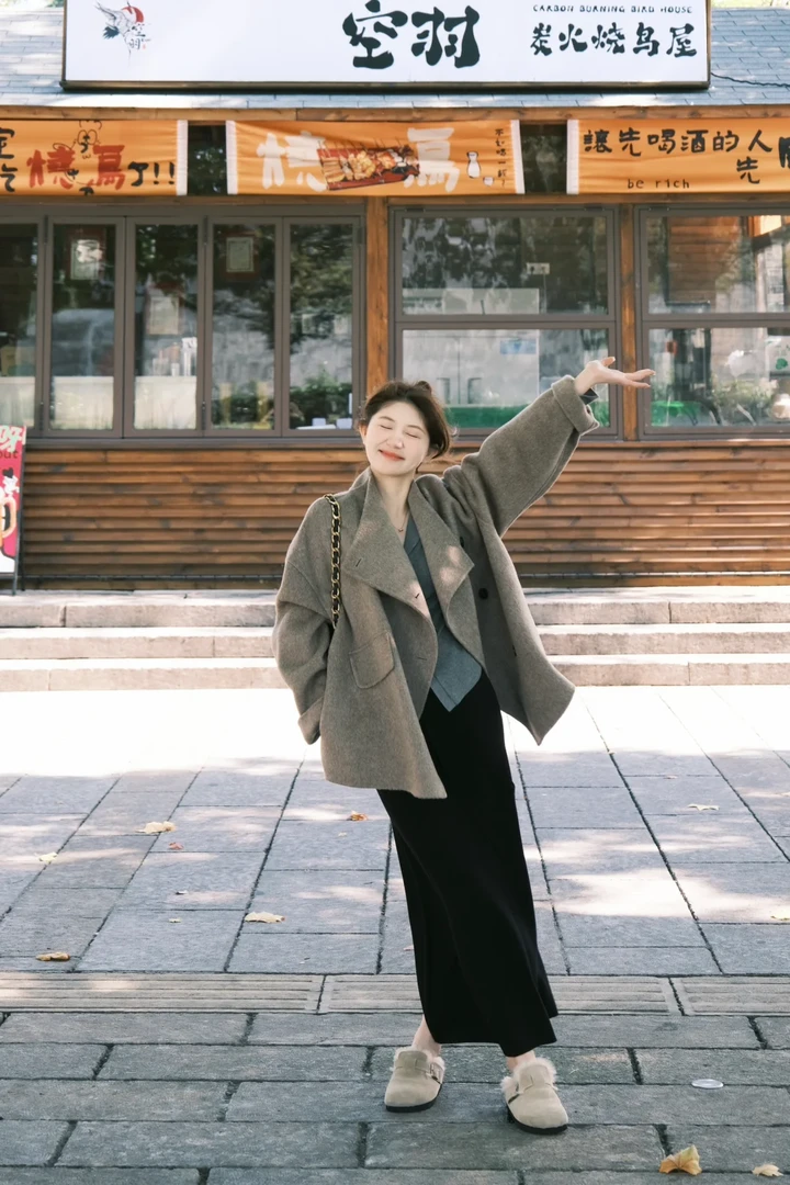 2024秋冬穿搭一整套女温柔风灰色毛呢外套女搭配黑色半身裙两件套