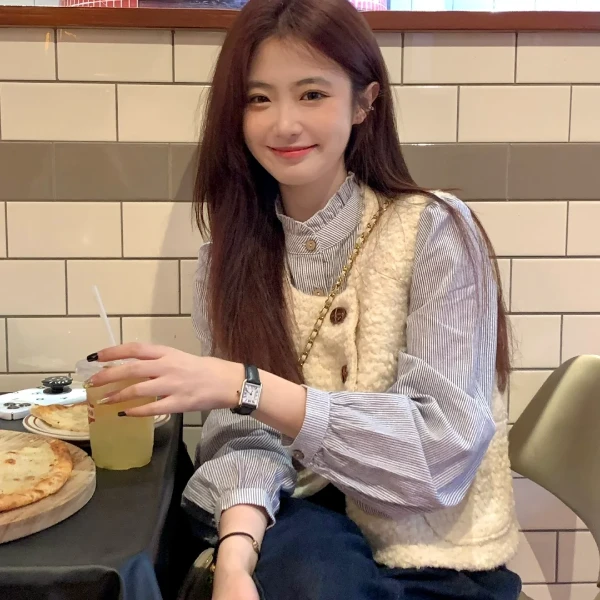 入秋一整套女茶系穿搭仿羊羔绒毛马甲外搭条纹衬衫牛仔裤三件套女