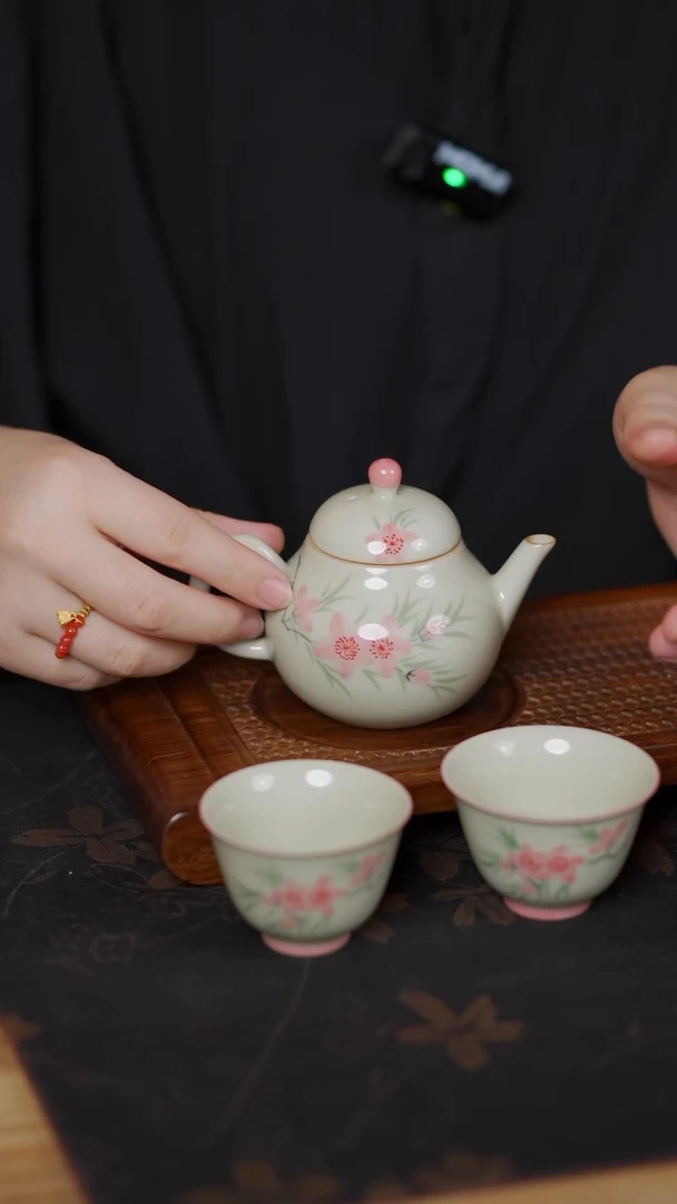 【闪购商品】手绘桃花梨形壶+2杯