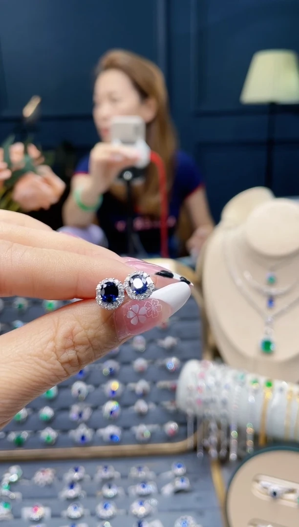 【闪购商品】蓝宝石耳钉18K金镶嵌1.31克拉