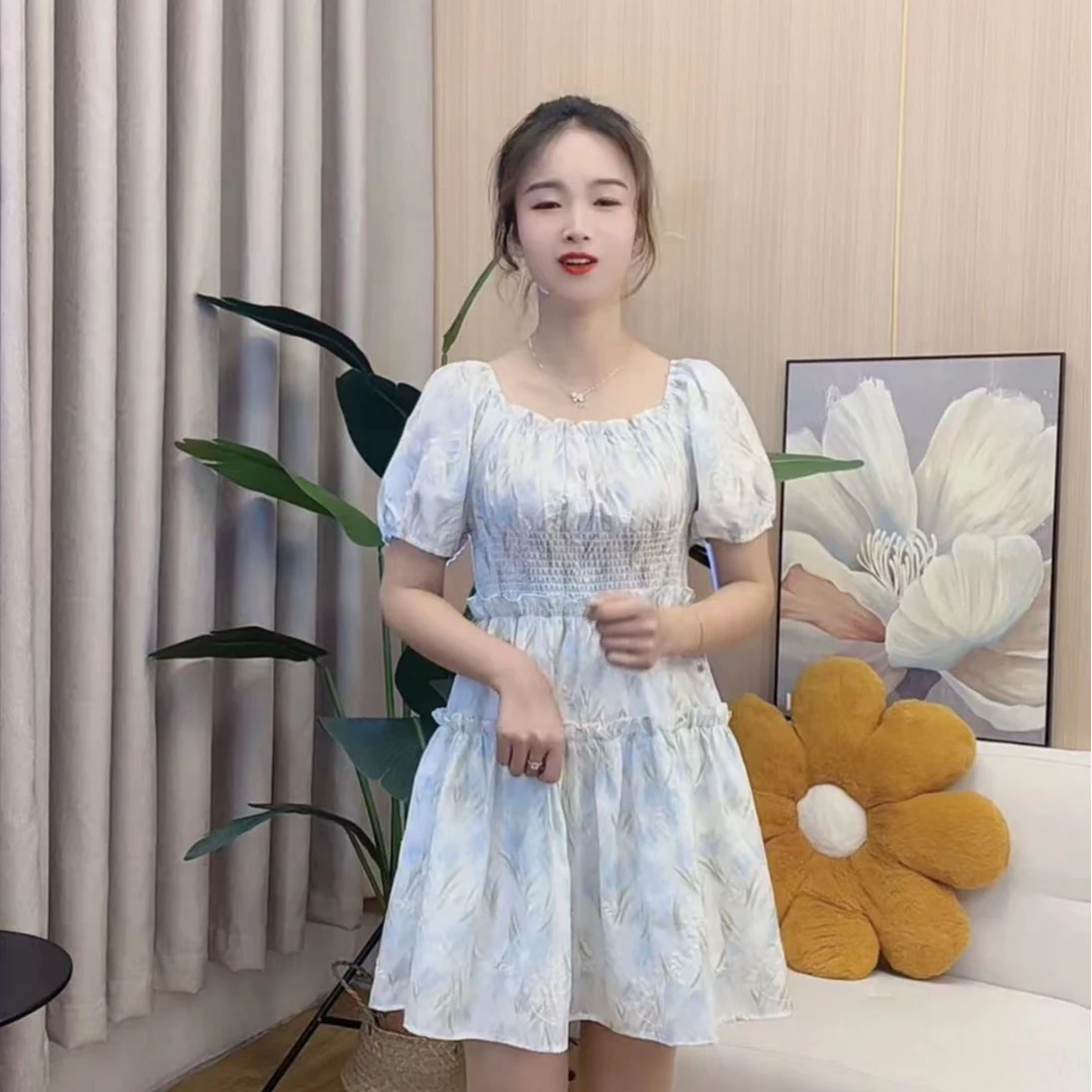 夏季2024新款小个子初恋裙法式温柔风方领绣花碎花松紧腰连衣裙