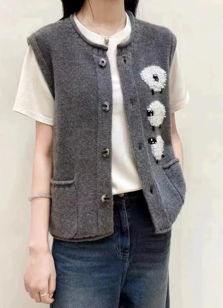 重磅六股手绣卡通三只小羊马甲100%山羊绒减龄圆领开扣加厚马夹