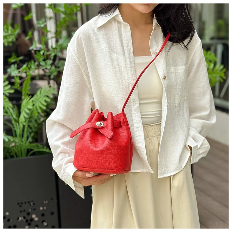 【肉肉女包】简约水桶包带锁休闲纯色单肩包女士斜挎包