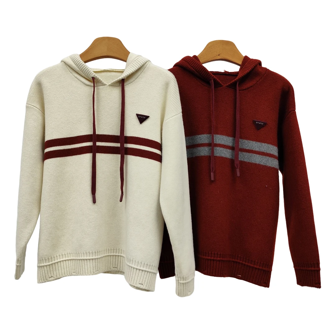 YITONG/倚桐2024冬季休闲条纹拼接减龄连帽针织毛衣潮（M4C55027）